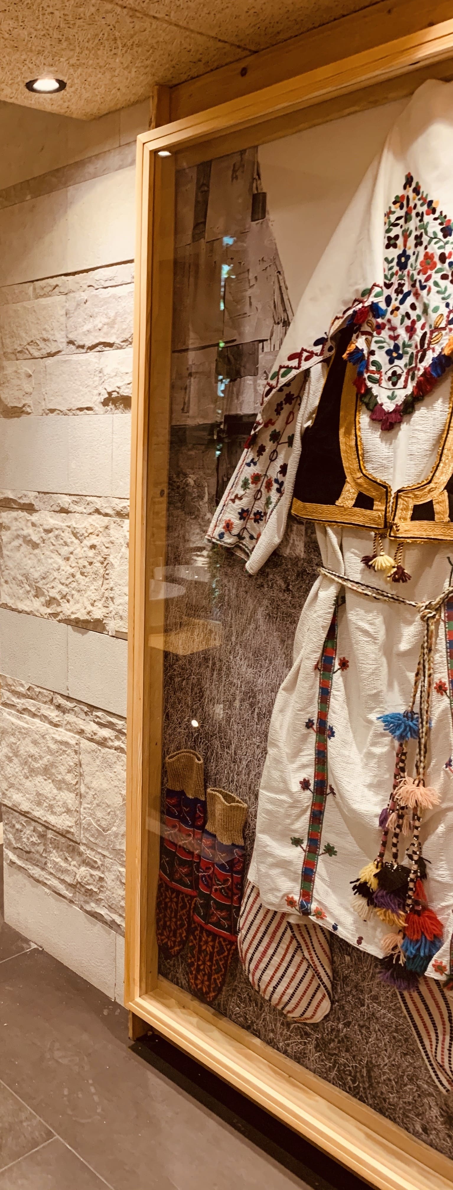 Etno detalji i hodnik restorana Katun